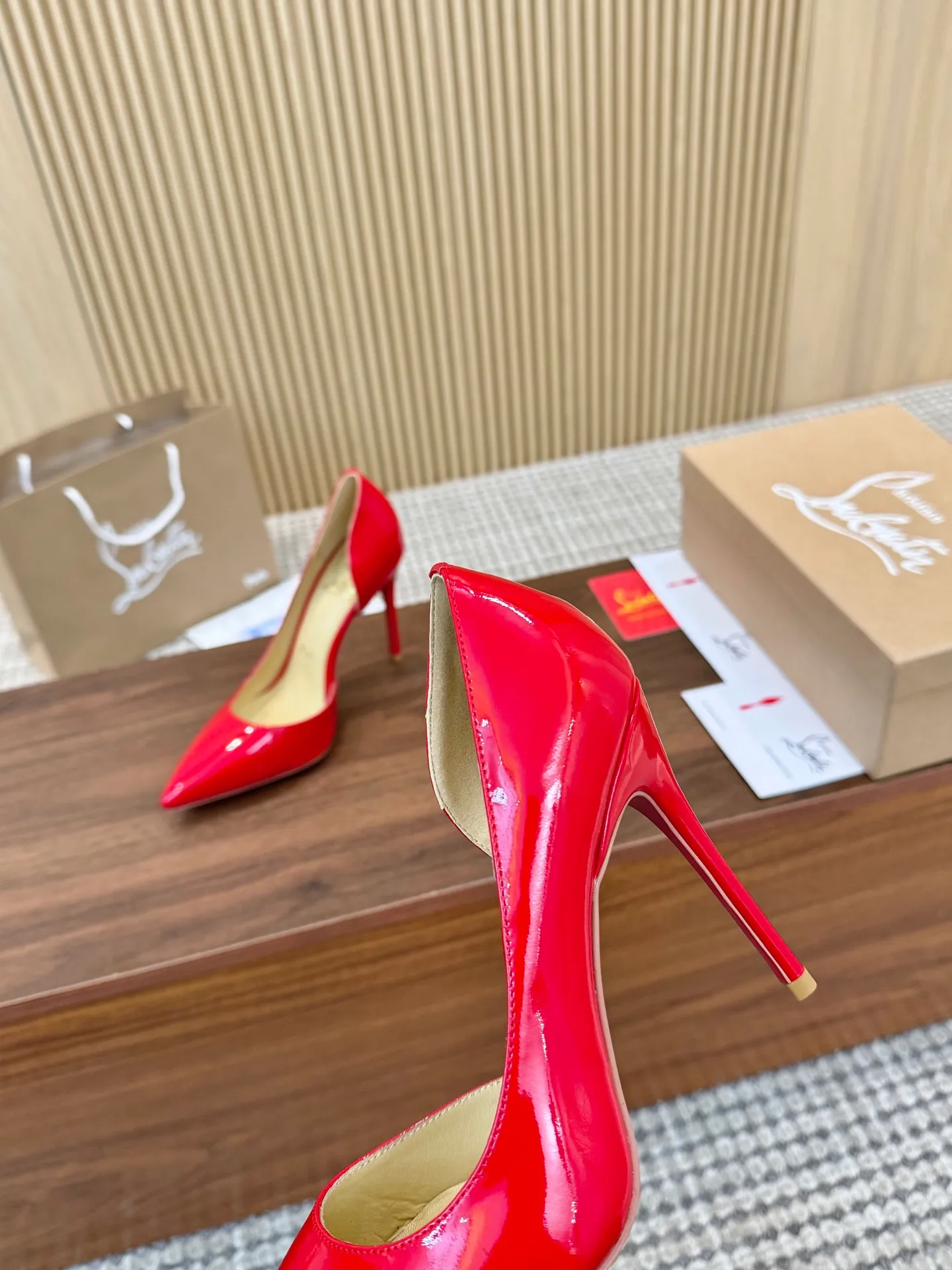 💕💕Factory direct selling price p440💕💕 Genuine leather sole +40 shipped all year round💝Christian Louboutin CL👠 "Imported cow patent leather💎Side hollow series" noble and luxurious, real blingbling👟👟 real materials, all customized by the pattern maker, and the materials are made of original customized materials to achieve the taste of the original 5 color options💍 Upper: Imported 👉cow patent leather💪 Lining: Sheepskin foot pad/lining Size: 34-40.41.42 Heel height: two options: 10.5cm and 8.5cm
